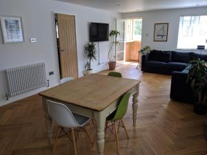 GweekHelford Cottage的客厅配有木桌和椅子