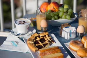 佩斯卡拉玛雅酒店的蓝色桌子,早餐食品和一碗水果