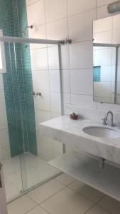 帕拉蒂迦南凯阿那旅馆的一间带水槽和玻璃淋浴的浴室