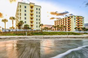 奥蒙德海滩Hilton Vacation Club The Cove on Ormond Beach的享有海滩美景,设有建筑和公寓