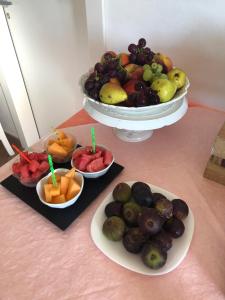 奥特朗托Podere San Luigi Residence的桌子上放有水果和蔬菜的盘子