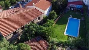 RebollarCasa Rural Las Gamellas的享有带游泳池的别墅的顶部景致