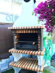 Rebollar卡萨普利亚乡村民宿的砖砌壁炉,长凳上摆放着鲜花
