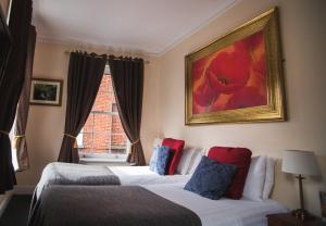 都柏林都柏林圣殿区城市酒店的配有窗户的酒店客房内的两张床