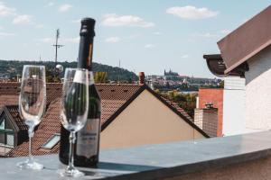 布拉格POINT flat, beautiful view from terrace to Prague Castle的两杯酒和一瓶葡萄酒