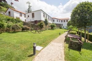 拜昂Casa do Monte - Douro的建筑前带长凳的公园
