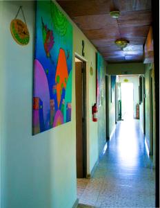 圣萨尔瓦多绿洲住宿加早餐旅馆的墙上有画的空走廊