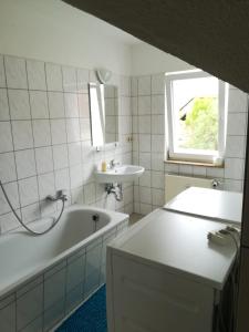 阿尔滕堡Kunstgasse 11, Wohnung 10的白色的浴室设有浴缸和水槽。