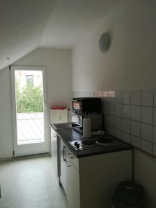 阿尔滕堡Kunstgasse 11, Wohnung 10的一间带炉灶和窗户的小厨房