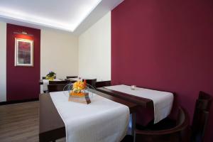 伊尔梅瑙加尼艾姆基尔希普拉兹酒店的紫色墙壁客房的两张床
