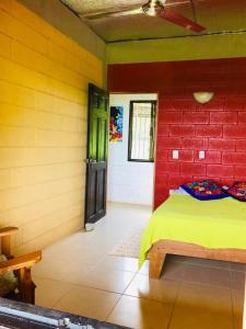 蒙特苏马Casa Guajira的一间设有床铺和红砖墙的房间