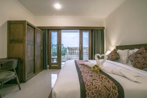 乌布Pondok Tamiu的一间卧室设有一张大床和窗户