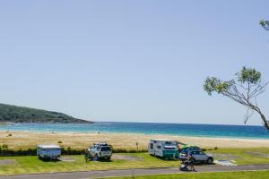 KioloaIngenia Holidays Merry Beach的停在海滩旁的一群车辆