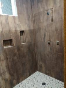科苏梅尔Casa Hacienda San Gabriel的带淋浴的浴室和玻璃门