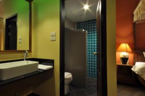 清迈乌莱萨拜迪住宿加早餐旅馆的一间带水槽、卫生间和淋浴的浴室