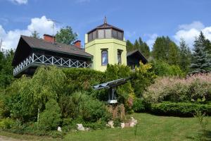 Falsztyn威拉波德哈勒度假屋的花园顶部有塔楼的房子