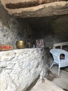 Santa-Lucia-di-Mercurio,A cantinella, une cave a fromage au centre corse的石墙,上面有桌子和椅子