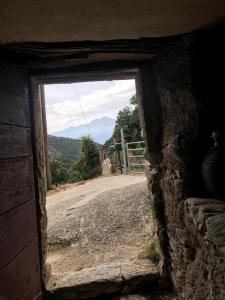 Santa-Lucia-di-Mercurio,A cantinella, une cave a fromage au centre corse的享有道路景致的石砌建筑窗户