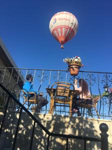 乌奇希萨尔Capiedra Hotel的热气球飞越带桌椅的阳台