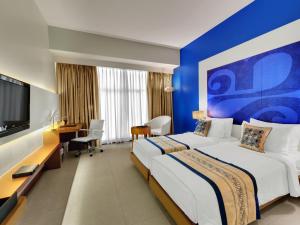 孟买蕨类植物住宅酒店的一间酒店客房,设有两张床和电视