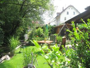 阿尔戈伊地区伊斯尼Ferienwohnung Wagner的草地上带桌椅的花园