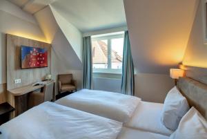 瓦尔内明德Pension StromInn的酒店客房设有两张床和窗户。