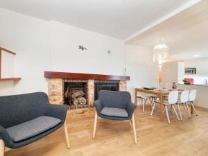 卡隆赫Holiday Home Paris by Interhome的客厅配有桌椅和壁炉