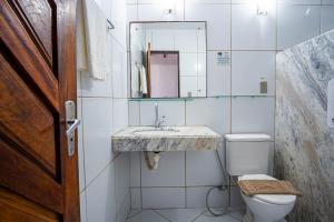 吉尼帕布多苏别墅客栈的一间带水槽和卫生间的浴室