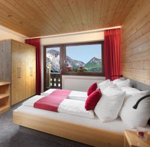 图克斯Hotel Höhlenstein的一间卧室设有一张大床和窗户