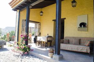 圣巴托洛梅El Valle de Chira的天井配有沙发和带狗的桌子