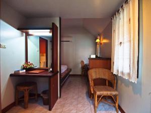 皮皮岛P.P. Casita - Adult Only的客房设有梳妆台、镜子、桌子和椅子。