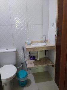 伦索伊斯Hospedaria Casa de Adriana的浴室配有白色卫生间和盥洗盆。
