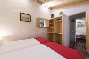 阿鲁卡斯Casa el Refugio de Arucas的卧室配有一张带红色毯子的白色床