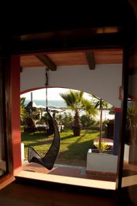 塔里法亚特维达酒店的客房设有玻璃门,享有庭院的景色