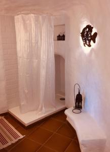 圣布里希达La Cuevita的一间带白色淋浴帘的浴室
