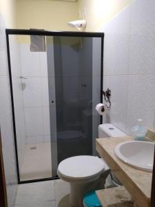 伦索伊斯Hospedaria Casa de Adriana的带淋浴、卫生间和盥洗盆的浴室