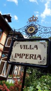 布兰肯堡Villa Imperia, Museums-Hotel的建筑前读别墅的标志
