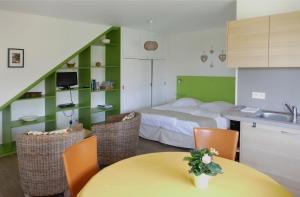 利克维阿加比乡间酒店的卧室配有一张床和一张桌子及椅子