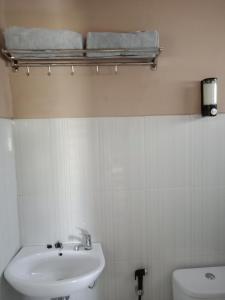 班图尔JOGLOPARI GuestHouse bukan untuk pasangan non pasutri的白色的浴室设有水槽和卫生间。