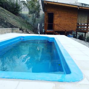Alto La ViñaCabañas Rosaverde的小木屋前的游泳池
