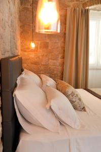 特罗吉尔Villa Teuta的一张带白色床单和枕头的床
