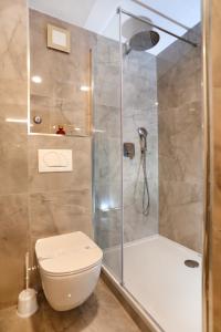 特罗吉尔Villa Teuta的带淋浴和卫生间的浴室