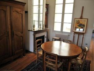 波尔多Burdigala Homes - Appart Sainte Catherine的一间带桌子和壁炉的用餐室