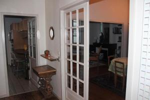 波尔多Burdigala Homes - Appart Sainte Catherine的客厅设有通往用餐室的门
