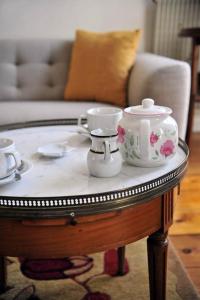 波尔多Burdigala Homes - Appart Sainte Catherine的茶几,上面有两个茶壶和杯子