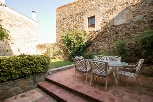 Ca L'Agutzil, Casa Rural con piscina y jardín privados, con WIFI, a 5 minutos playa的庭院或其他户外区域