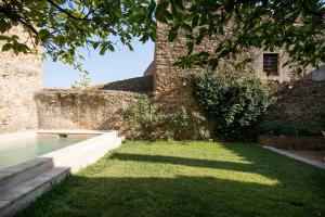 Ca L'Agutzil, Casa Rural con piscina y jardín privados, con WIFI, a 5 minutos playa内部或周边的泳池