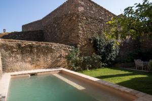 Ca L'Agutzil, Casa Rural con piscina y jardín privados, con WIFI, a 5 minutos playa内部或周边的泳池