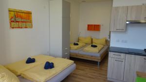 维也纳Luna Apartments的一间设有两张蓝色弓床的房间