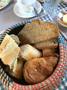 博里斯Corriebeg Cottage的桌上的一篮面包和糕点